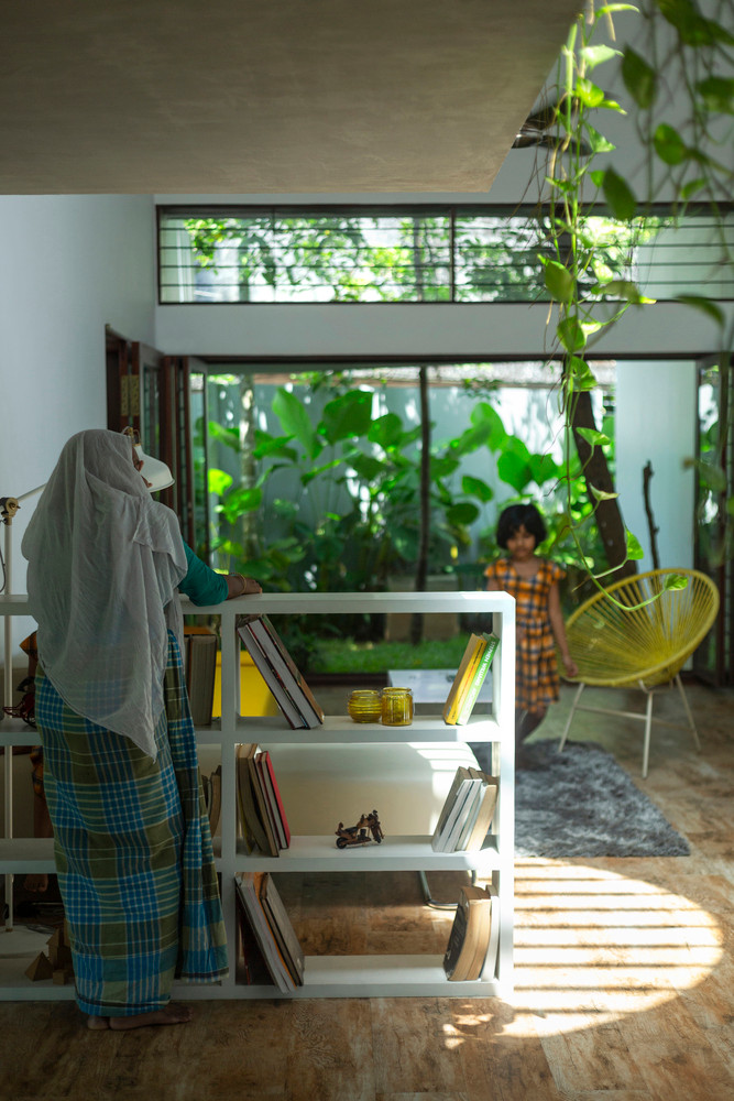 Kiến trúc sư cũng bố trí nhiều ban công với mái hiên rộng để mọi người thư giãn, nghỉ ngơi bên cạnh khu vườn.