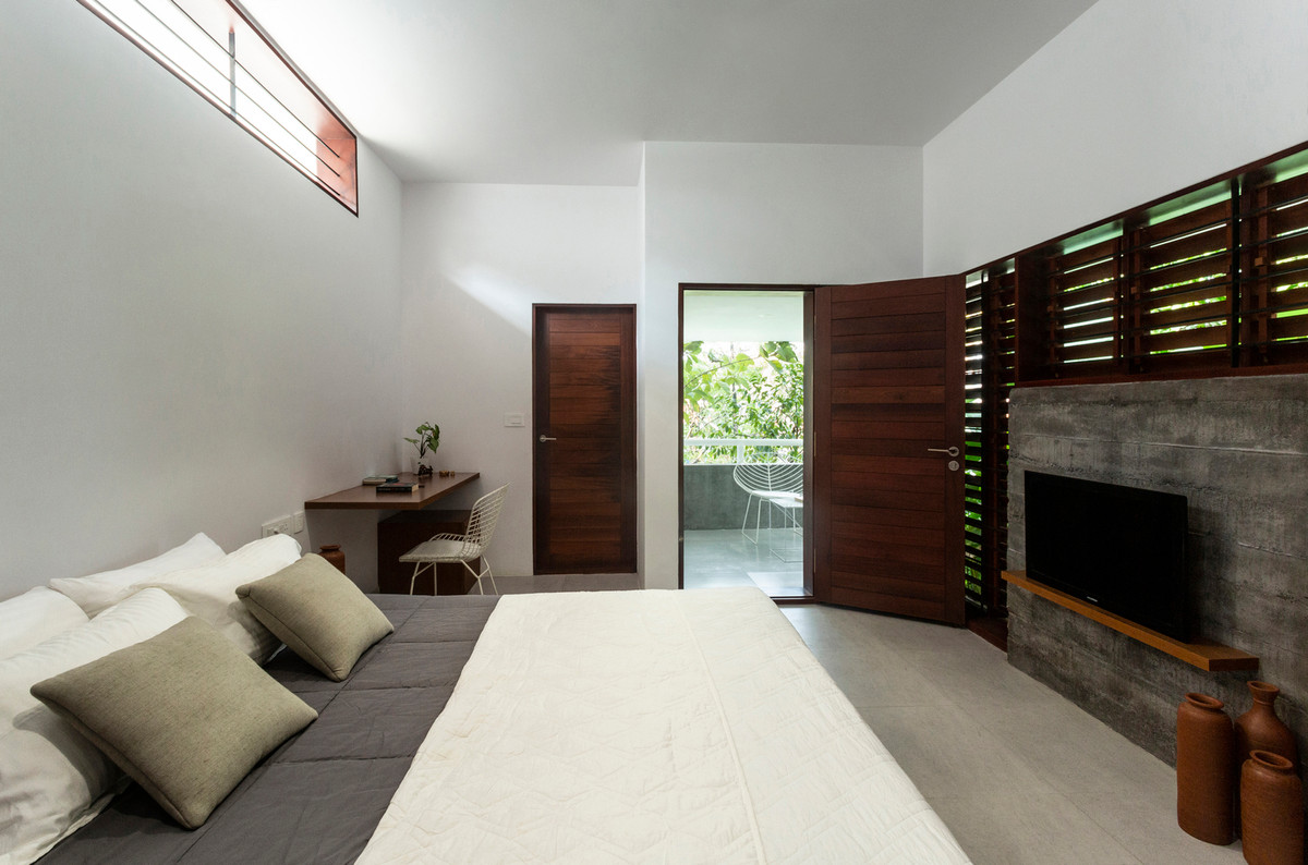 Phòng ngủ thiết kế hiện đại có ban công lớn thoáng đãng.