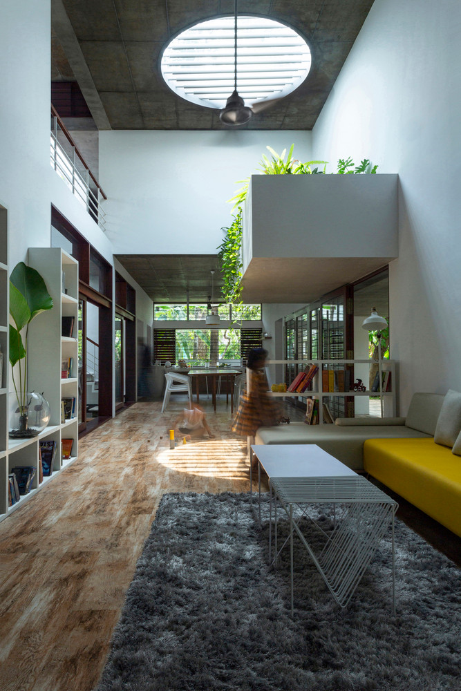 Hộp trồng cây treo hình chữ nhật khổng lồ đánh dấu lối vào chính ở bên trong.