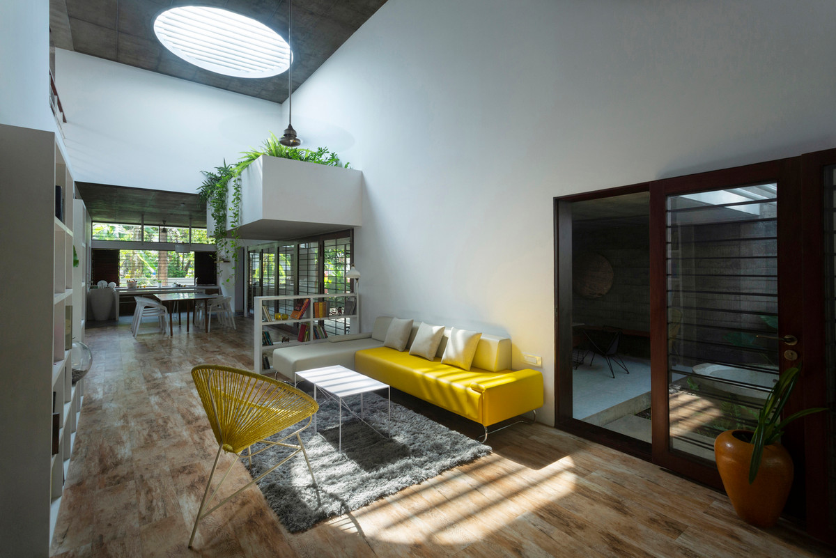Theo đó, các không gian sinh hoạt chính như khu vực ăn uống và nhà bếp đều hợp nhất thành một, mở ra sân trong lớn, là nguồn ánh sáng tự nhiên và thông gió chính cho căn nhà.