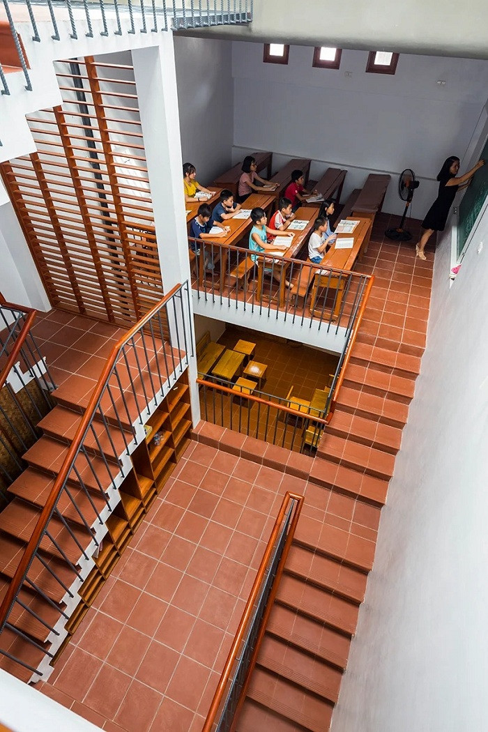 Cầu thang được đặt ở trung tâm, liên kết với mỗi tầng mọi người có thể ngắm cảnh quan bên ngoài.