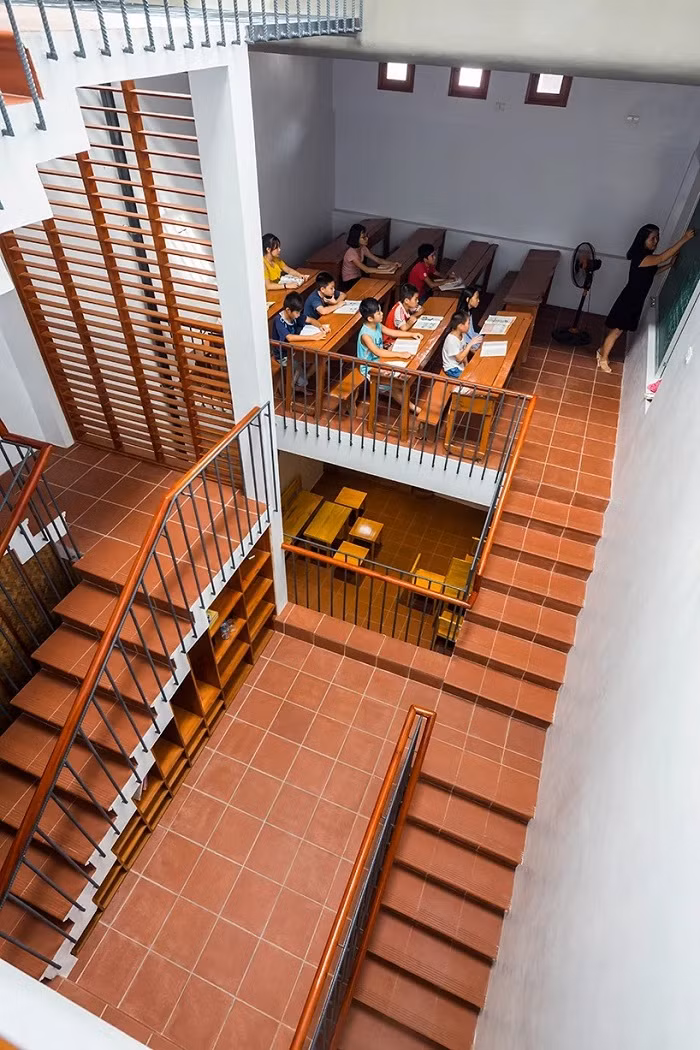 Cầu thang được đặt ở trung tâm, liên kết với mỗi tầng mọi người có thể ngắm cảnh quan bên ngoài.