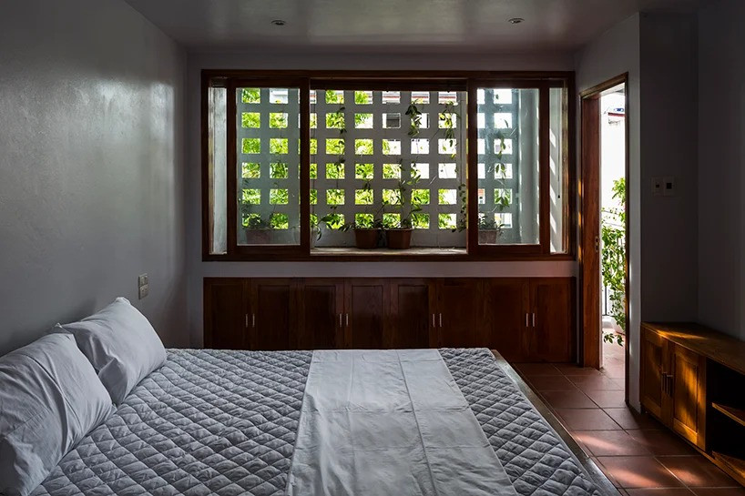 Phòng ngủ thoáng mát nhờ bức tường gạch hoa gió. Nguồn ảnh: Hiroyuki oki.