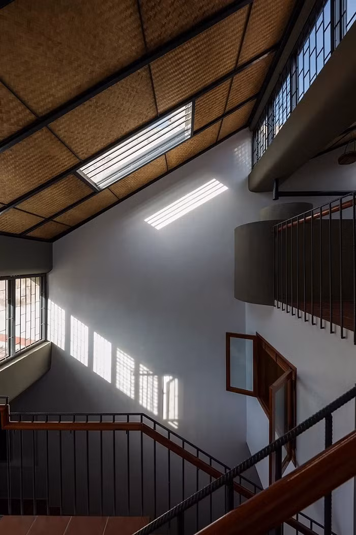 Vì thế, căn nhà có thiết kế tổng cộng 3 bể chứa nước lớn, trong đó 2 bể được xây chìm xuống nền và một bể được bố trí trên tầng 4 với sức chứa tối đa là 30 m3 nước.