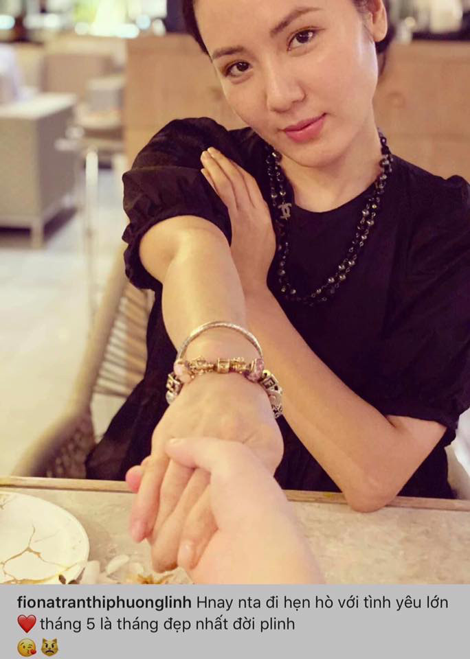 Mới đây, Phương Linh đăng tải bức ảnh nắm tay người đàn ông giấu mặt và viết: "Hôm nay người ta đi hẹn hò với tình yêu lớn. Tháng 5 là tháng đẹp nhất đời Phương Linh".