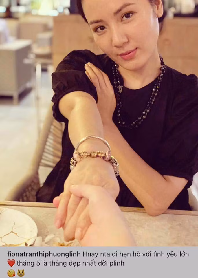 Mới đây, Phương Linh đăng tải bức ảnh nắm tay người đàn ông giấu mặt và viết: "Hôm nay người ta đi hẹn hò với tình yêu lớn. Tháng 5 là tháng đẹp nhất đời Phương Linh".