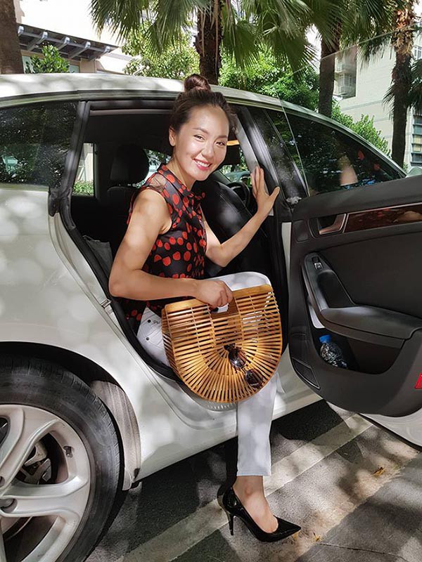 Phương tiện di chuyển của nữ ca sĩ Phương Linh là chiếc xe thuộc thương hiệu Audi đắt đỏ.