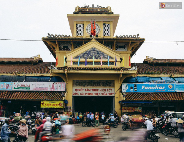 Chợ được xây cất bằng xi măng cốt thép theo kỹ thuật phương Tây, nhưng lại mang đậm nét kiến trúc Trung Quốc. Ảnh: Tri thức trẻ.