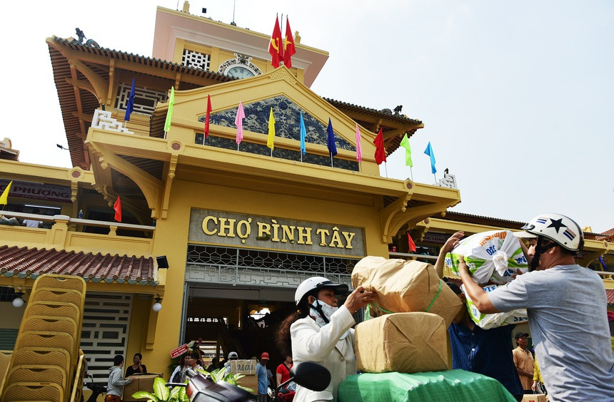 Mọi thiết kế, nhân lực, tiền của đã chuẩn bị xong thì năm 1927, Quách Đàm qua đời. Việc xây dựng dời lại một năm sau và đến năm 1930 chợ mới hoàn thành. Ảnh: Wiki