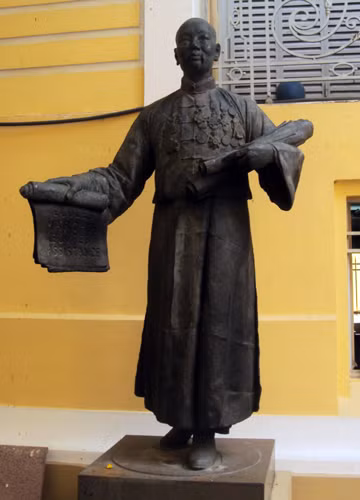 Ông khởi nghiệp từ nghề mua bán ve chai, sau đó kèm thêm việc mua bán da trâu, vi cá và bong bóng cá. Khi đã có một số vốn, Quách Đàm bước vào nghề mua bán lúa gạo và phất lên nhanh chóng. Sau này, ông đã tạo nên Thông Hiệp, một cơ sở kinh doanh danh tiếng ở Sài Gòn ngày ấy. Ảnh: S.H