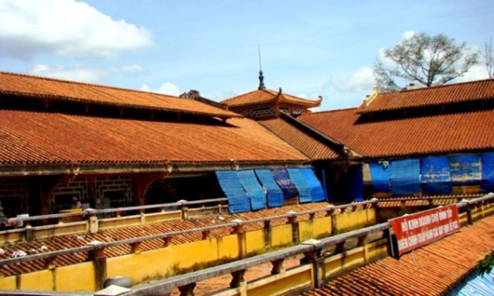 Mái ở các góc có nét uốn lượn theo kiểu chùa chiền phương Đông. Chính giữa chợ có khoảng sân trời rộng rãi, thoáng mát. Ảnh: GDVN.