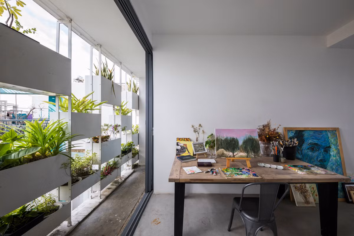 Làm việc trong lĩnh vực nghệ thuật, yêu thích không khí tự nhiên, cây cối và động vật, gia chủ mong muốn xây ngôi nhà 4 tầng để đáp ứng nhu cầu của cuộc sống và công việc tương lai.