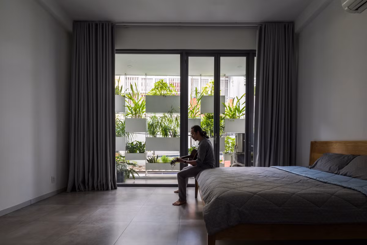 Mặt tiền chậu cây treo cung cấp một luồng hơi nước và oxy mát mẻ cho không chỉ chủ nhà mà còn cho tất cả mọi người xung quanh.