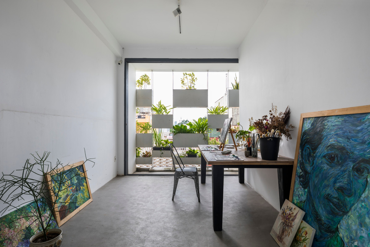 Gia chủ được sinh ra và sống trong ngôi nhà nông thôn 1 tầng rộng rãi, có không gian nối từ trước ra sau, các thành viên gia đình có mối quan hệ rất mật thiết với nhau.