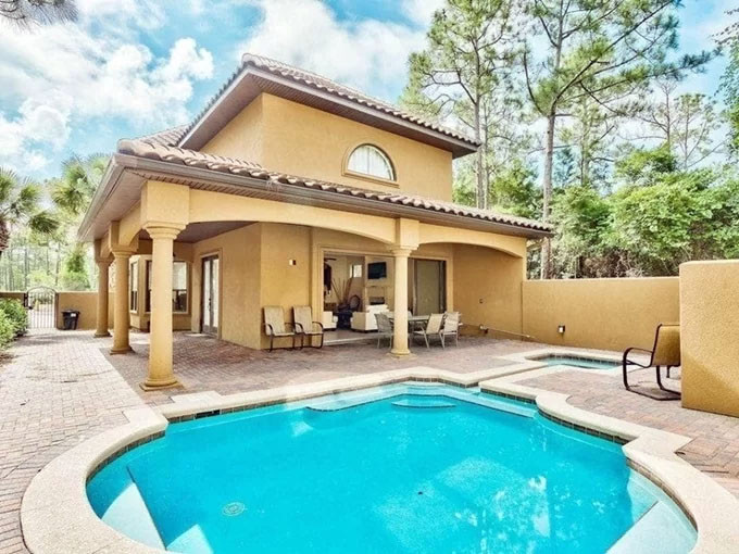 Biệt thự nằm bên bờ biển Florida (Mỹ) có 6 phòng ngủ, bể bơi, 6 phòng tắm, sân vườn rộng rãi.