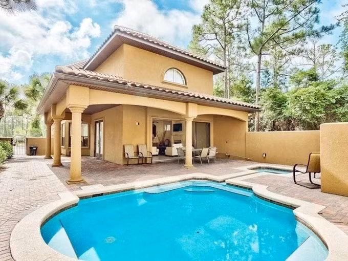 Biệt thự nằm bên bờ biển Florida (Mỹ) có 6 phòng ngủ, bể bơi, 6 phòng tắm, sân vườn rộng rãi.