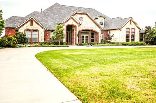 Vợ chồng ca sĩ Hồng Ngọc và Thomas Tâm Nguyễn sống trong căn biệt thự rộng rãi tại Dallas, Texas (Mỹ).