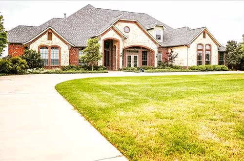 Vợ chồng ca sĩ Hồng Ngọc và Thomas Tâm Nguyễn sống trong căn biệt thự rộng rãi tại Dallas, Texas (Mỹ).