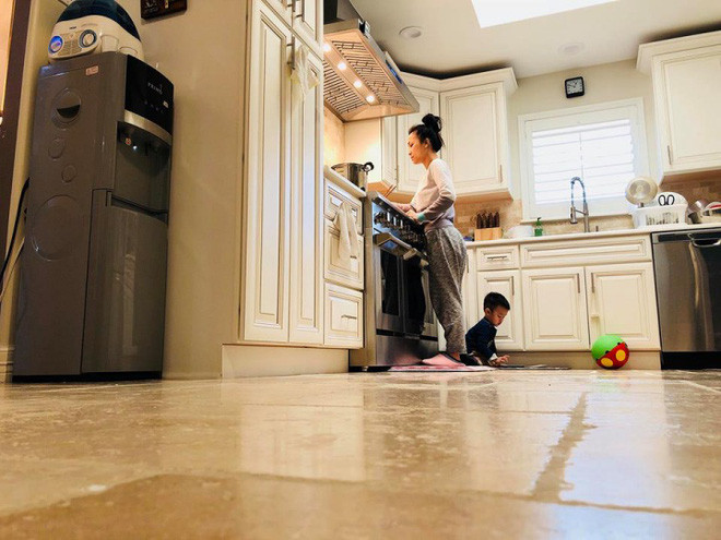 Nhà bếp hiện đại với gam màu be chủ đạo.