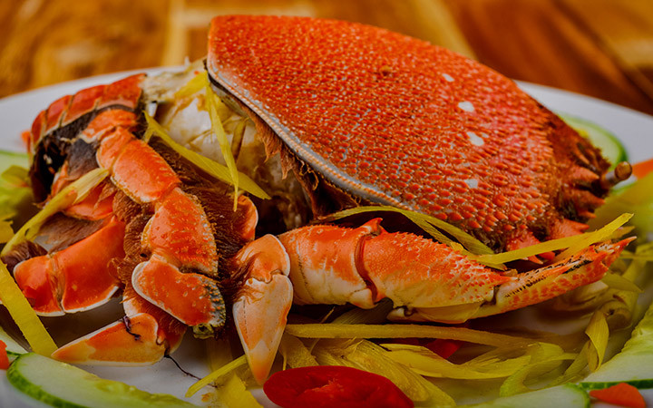 Theo một số người bán, giá cua huỳnh đế đang thấp là do dịch Covid-19 bùng phát, các nhà hàng, quán ăn đóng cửa nên nhu cầu tiêu thụ giảm mạnh.