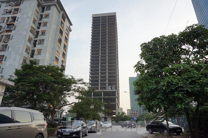 Đối với lô đất 8.476 m2 tại 10E6 Khu đô thị mới Cầu Giấy (phường Mễ Trì, quận Nam Từ liêm, Hà Nội), Tổng công ty đề thay đổi từ “tiếp tục xây dựng Dự án Trung tâm điều hành và giao dịch Vicem” thành “chuyển nhượng toàn bộ dự án”, đã được Bộ Xây dựng đồng ý về chủ trương nhưng Tổng công ty chưa hoàn thành thủ tục, nội dung điều chỉnh phương án trình phê duyệt. Ảnh: Hoàng Mạnh Thắng.