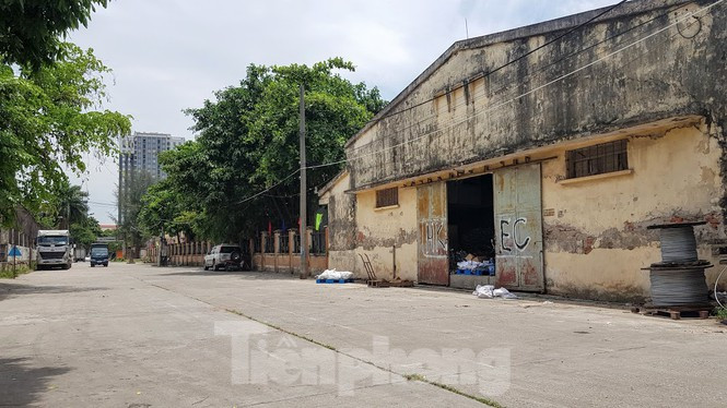 Nhiều hạng mục bên trong khu đất bỏ hoang, xuống cấp. Ảnh: Đình Phong.