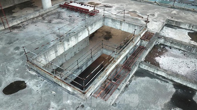 Nhiều hạng mục của công trình đang xuống cấp nghiêm trọng do bị để hoang quá lâu. Ảnh: Hoàng Mạnh Thắng.