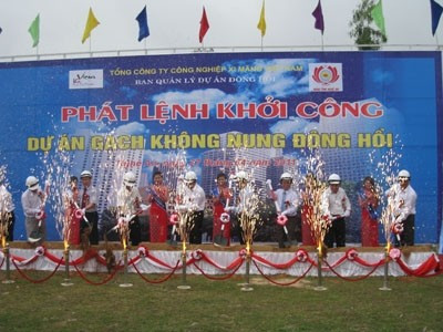 Năm 2011, Vicem làm lễ phát lệnh khởi công dự án tại khu công nghiệp Đông Hồi với công suất sản phẩm là 400.000 m3/năm, tổng dự án đầu tư là 819 tỷ đồng. Tuy nhiên, dự án không được triển khai theo tiến độ.