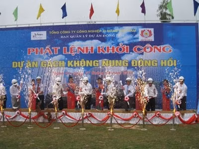 Năm 2011, Vicem làm lễ phát lệnh khởi công dự án tại khu công nghiệp Đông Hồi với công suất sản phẩm là 400.000 m3/năm, tổng dự án đầu tư là 819 tỷ đồng. Tuy nhiên, dự án không được triển khai theo tiến độ.