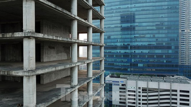 Dự án thuộc khu "đất vàng" của Hà Nội nằm "trơ xương" nhiều năm gây lãng phí, mất mỹ quan đô thị. Ảnh: Hoàng Mạnh Thắng.