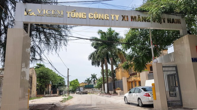 Còn tại lô đất 52.083 m2 tại ngõ 122 Vĩnh Tuy (quận Hai Bà Trưng, Hà Nội) thay đổi từ “Xây dựng Dự án Khu tổng hợp 122 Vĩnh Tuy” thành “tiếp tục quản lý, sử dụng như hiện trạng, sau khi cổ phần hoá sẽ báo cáo việc sử dụng đất theo yêu cầu sản xuất kinh doanh, chiến lược phát triển, tái cấu trúc Vicem theo quy hoạch của TP Hà Nội”, được Bộ Xây dựng đồng ý về chủ trương song Bộ Tài chính chưa có ý kiến. Ảnh: Đình Phong.