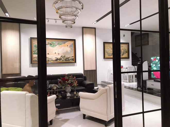 Khung cửa kính lớn giúp không gian phòng khách vô cùng thoáng đãng.