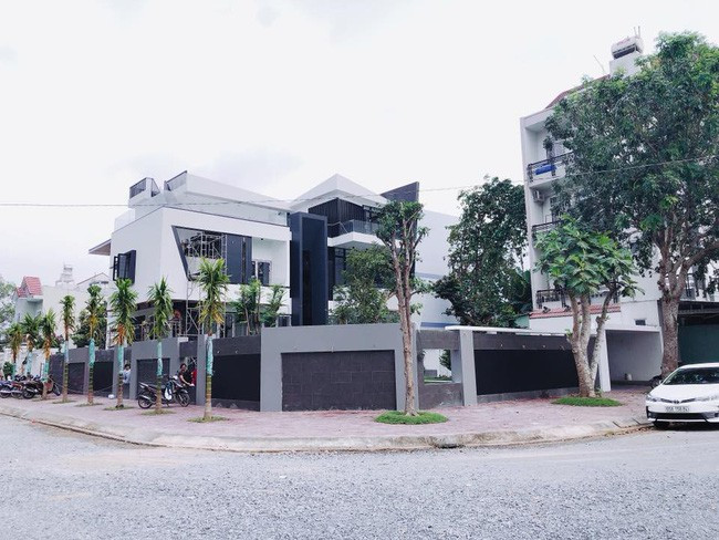 Căn biêt thự của diễn viên Quốc Trường rộng tới 700m2 xây trên khu đất 2 mặt tiền tại Cần Thơ và được hoàn thành vào đầu năm 2019.