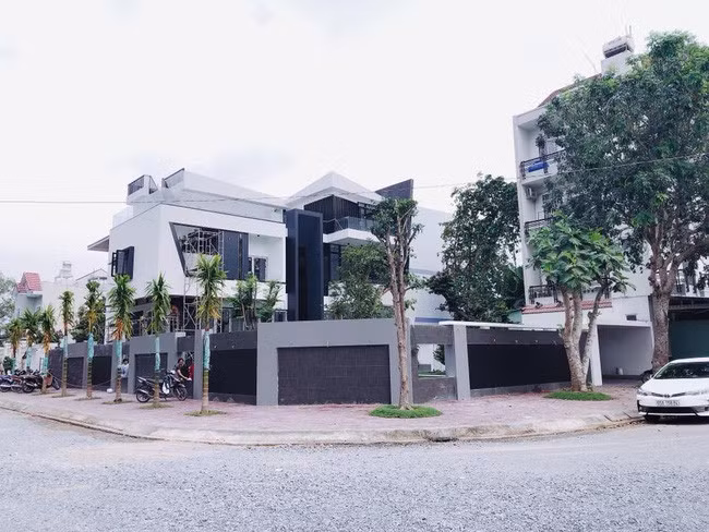 Căn biêt thự của diễn viên Quốc Trường rộng tới 700m2 xây trên khu đất 2 mặt tiền tại Cần Thơ và được hoàn thành vào đầu năm 2019.