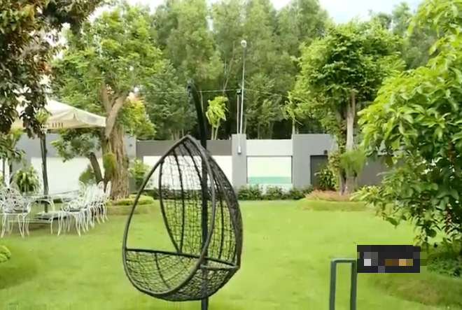 Khu vườn khá rộng rãi được đặt nhiều xích đu, bàn ghế để cả gia đình có thể quây quần những lúc rảnh rỗi.