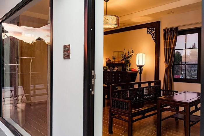 Nội thất phòng thờ được làm hoàn toàn bằng gỗ với tông màu nâu trầm trang nghiêm.