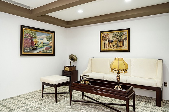 Góc phòng giải trí mang phong cách hoài cổ với gạch bông và điểm nhấn chiếc máy hát cổ.