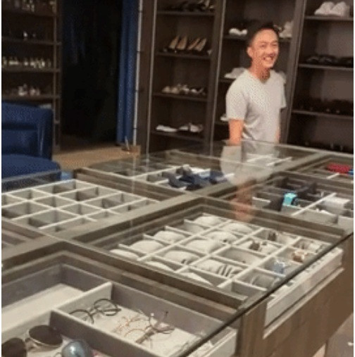 Đáng chú ý, khu vực trưng bày những món đồ hiệu đắt đỏ từ đồng hồ, kính mắt đến túi hiệu, giày dép. Ảnh: Pháp luật &amp; bạn đọc