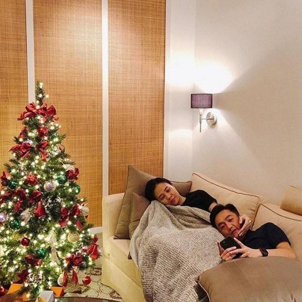 Căn nhà được trang hoàng lung linh trong dịp Giáng sinh. Ảnh: FBNV. Video: Cô Tấm” Hạ Vi nói về áp lực khi yêu Cường “đô la. Nguồn: VTC14.