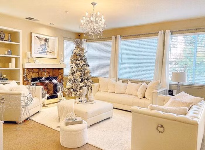 Phòng khách trong biệt thự ở Mỹ của Phạm Hương được thiết kế tối giản nhưng vẫn toát lên được nét sang chảnh, quý tộc với sắc trắng chủ đạo. Nguồn ảnh: FBNV