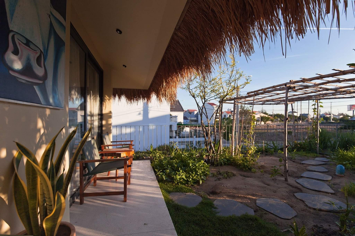 Lấy cảm hứng từ ngôi nhà 3 gian xưa, kiến trúc sư không đơn thuần sử dụng mái tranh sen quen thuộc mà kết hợp mái bê tông lợp tranh sen, vừa chống nắng nóng vào mùa hè, vừa chống gió bão vào mùa đông.