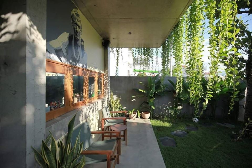 Mái hiên và khu vườn trước gian nhà là nơi gia chủ có thể đọc sách và trồng rau.