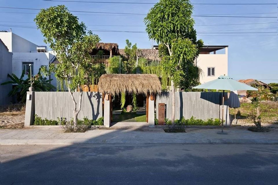 Để đối phó với vấn đề ngập úng ở đô thị, giải pháp đơn giản và hiệu quả nhất là giữ nước trên lớp đất trồng cây trên mái nhà, và cho thấm tự nhiên xuống lớp đất bên dưới.