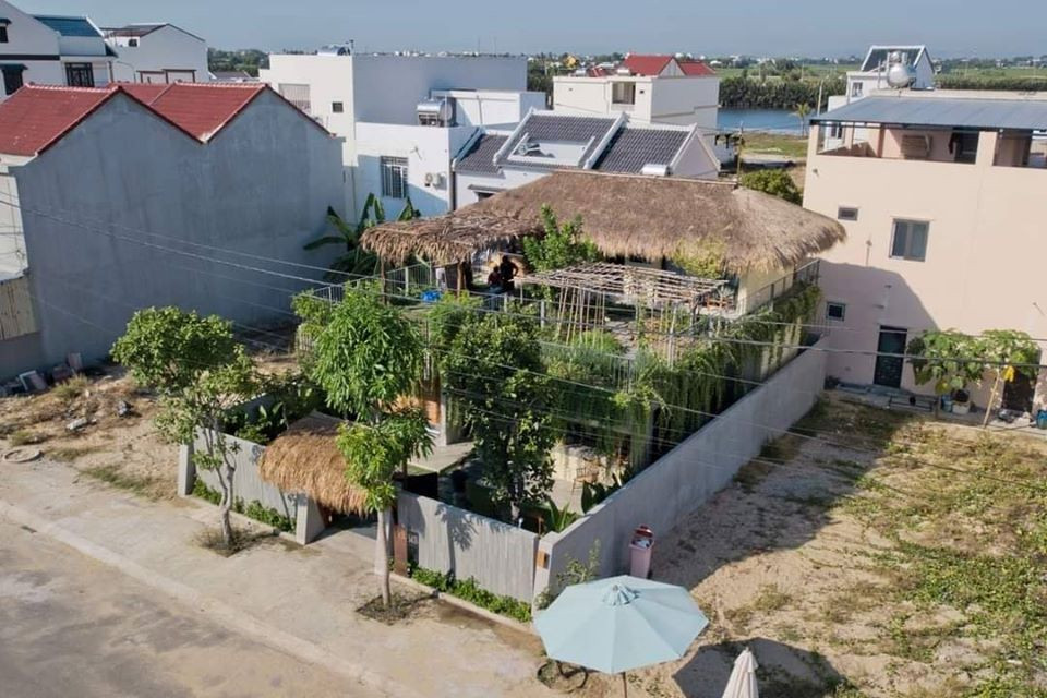  Ngôi nhà có diện tích 200 m2 tại Hội An (Quảng Nam) gồm 3 không gian chính khối văn phòng, phòng khách và nhà ở là công trình thiết kế của nhóm kiến trúc sư Chong Chóng Architecture.