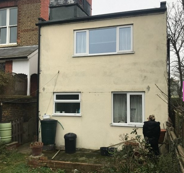 Nhiều hàng xóm còn cho rằng đây là "ngôi nhà xấu nhất phố". Tuy nhiên, Adam và Joanne Lewis lại có hứng thú đặc biệt và quyết định mua lại căn nhà cũ đó.