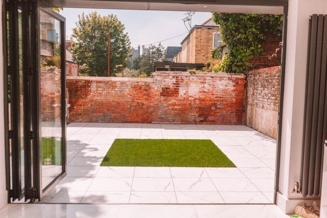 Ban đầu, ngôi nhà “ngược đời” vì phòng ngủ và phòng tắm ở tầng 1, trong khi không gian sinh hoạt, ăn uống lại ở tầng 2. Do đó, Adam và Joanne Lewis phá bức tường giữa hai phòng ở tầng 1, mở rộng thêm một khoảng sau nhà để xây bếp.