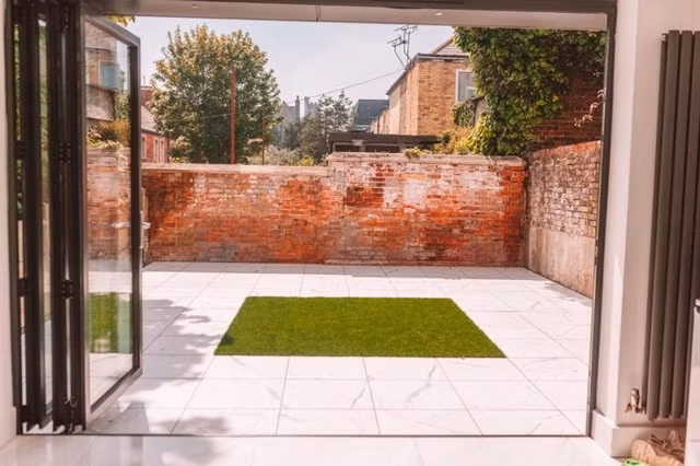 Ban đầu, ngôi nhà “ngược đời” vì phòng ngủ và phòng tắm ở tầng 1, trong khi không gian sinh hoạt, ăn uống lại ở tầng 2. Do đó, Adam và Joanne Lewis phá bức tường giữa hai phòng ở tầng 1, mở rộng thêm một khoảng sau nhà để xây bếp.