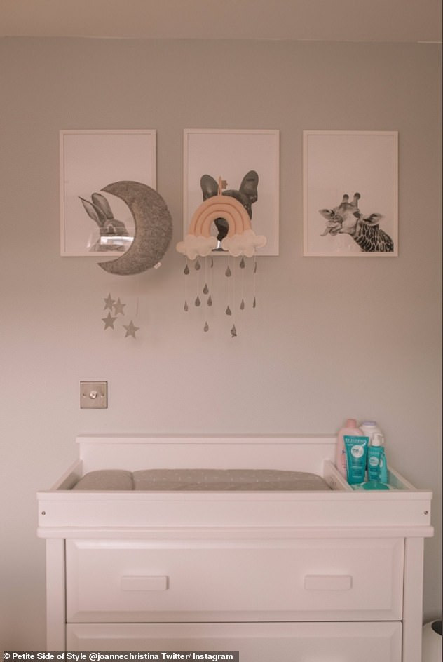 Sau đó, hai vợ chồng xây thêm một tầng khác ở cùng để làm không gian cho 2 phòng ngủ, một phòng tắm và ban công khác với tầm nhìn ra biển.