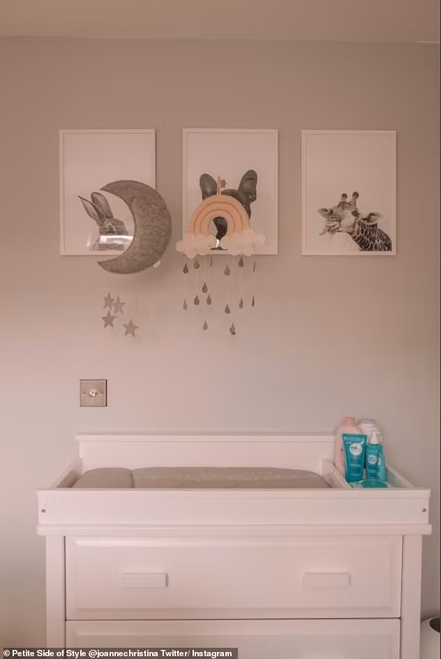 Sau đó, hai vợ chồng xây thêm một tầng khác ở cùng để làm không gian cho 2 phòng ngủ, một phòng tắm và ban công khác với tầm nhìn ra biển.