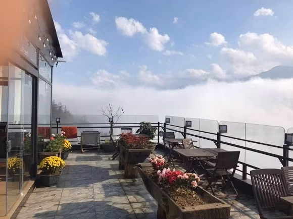 Khu vực ban công cho du khách ngắm toàn cảnh núi rừng Sa Pa. Nguồn ảnh: FBNV, Booking.